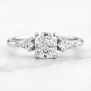 Anillo de compromiso de tres piedras con corte de pera de diamante cultivado en laboratorio de primera calidad, joyería nupcial de boda con trilogía de diamantes. - Product Image 6