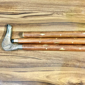 Bâtons de marche rustiques modernes en bois naturel écologique avec poignée en laiton poli, idéaux pour les cadeaux - Product Image 1