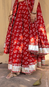 Anarkali Lehenga à fleurs rouges avec dupatta à bordure argentée |   Tenue ethnique indienne traditionnelle et festive pour femmes, idéale pour les mariages et les fêtes - Product Image 4