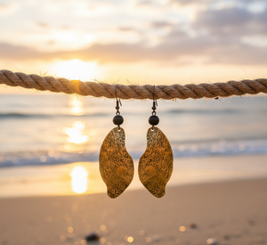 ต่างหูทองเหลืองรูปใบไม้โค้งมน งานแฮนด์เมด ผิวสัมผัสสีทอง ประดับลูกปัดสีดำ ทนทานต่อการเปลี่ยนสี ดีไซน์ทันสมัย เหมาะสำหรับงานปาร์ตี้ของผู้หญิง - Product Image 4