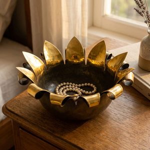 Bol décoratif en laiton antique fait main WB Inc India, 22 cm, bord découpé en forme de douze pétales de Gulmohar, pour la décoration de la maison, les hôtels et les mariages - Product Image 2