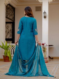 Conjunto de Kurti y Pantalón Bordados de Diseñador con Dupatta de Seda Maslin |   Moda Étnica Premium |   Proveedor de Exportación OEM - Product Image 5