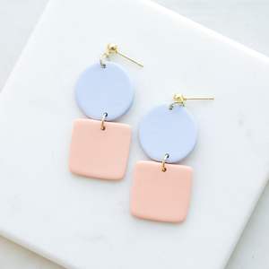 Pendientes de Resina Elegantes con Acabado Brillante, Diseño Moderno, Accesorios de Moda Duraderos y de Lujo, Diseñados por Artesanos Expertos, Moda de Cristal - Product Image 1