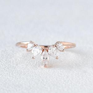 Élégantes bagues de mariage vintage en argent sterling plaqué or rose, serties de cinq moissanites incolores taille brillant, parfaites - Product Image 1
