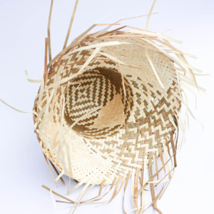 Chapeau en bambou tressé à motif à carreaux – Style rustique fait main - Product Image 4