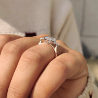Bague de Mariage Tendance Haut de Gamme en Or Plaqué Bicolore avec Diamant Taille Radiant Certifié IGI et Pierres Latérales Poire en Diamant de Laboratoire 10k/14k/18k