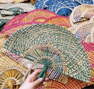 Abanico de mano bohemio de hoja de palma tejida, hecho a mano con hierba marina, para ceremonia y recepción de bodas - Product Image 2
