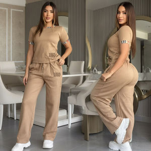 Ensemble de survêtement pour femmes à logo personnalisé, tenue tendance en 2 pièces, hauts à manches courtes et pantalon large pour femmes - Product Image 6