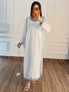 Robe de soirée longue en satin rouge, coupe empire, manches longues, avec bordure latérale, idéale pour mariage et festival - Product Image 6