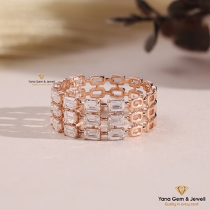 Bague de mode large à trois rangs de 2 TCW en or rose massif 14 carats pour femme, avec diamant CVD de laboratoire taille émeraude, couleur D-E-F, clarté VVS-VS - Product Image 2
