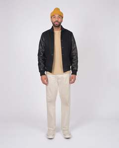Chaqueta Varsity Premium Negra para Hombre, Estilo Clásico de Invierno, Cuello Alto, Logotipo Frontal, Estilo Urbano, 100% Algodón - Product Image 2