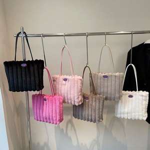 Nouveau sac de voyage et de shopping élégant pour femme en fausse fourrure pelucheuse, avec petite bandoulière et fermeture éclair, idéal pour l'extérieur - Product Image 1