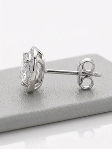 Boucles d'oreilles clous en or blanc 18 carats pour femme, diamants taille coussin, style halo, diamants cultivés, look classique minimaliste, pour usage quotidien - Product Image 4