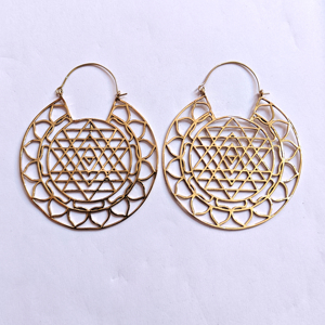 Pendientes de Aro con Mandala Dorada Hechos a Mano, Grandes y Intrincados, con Diseño de Sri Yantra, Estilo Boho, Joyería Étnica, Venta al Por Mayor - Product Image 1