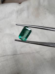 Pierre précieuse brute de 2,41 carats, taille émeraude traditionnelle, pour bijoux fins - Product Image 3