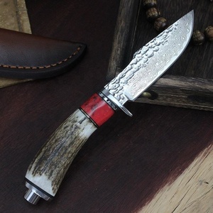 Couteau artisanal en acier Damas avec manche en corne, lame fixe à pointe tombante et bord droit, avec étui en cuir - Product Image 2