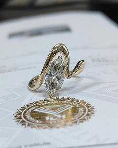 Anillo de Compromiso Minimalista con Diamante Cultivado en Laboratorio de Corte Marquesa de 1.51 CT, Oro Amarillo de 14K, Engaste de Garras, Ondas de 1.8 MM, Certificado IGI - Product Image 5