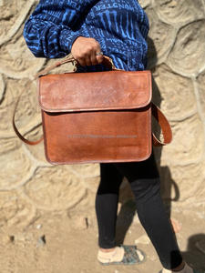 Sac de messager unisexe en cuir marron vintage Sac pour ordinateur portable à motif carré élégant avec doublure en toile Sac à main en cuir fait à la main - Product Image 3