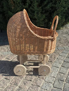Este cochecito de juguete para niños está hecho de ratán natural. Es una carriola alta para muñecas con cuatro ruedas y un mango. - Product Image 4