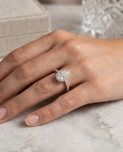 Anillo de compromiso con halo de diamantes cultivados en laboratorio con corte de pera y banda pavé, ajustable, de oro, clásico para mujer, regalo de aniversario de bodas - Product Image 4