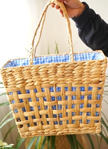 Sac fourre-tout cylindrique en paille de jacinthe d'eau imprimé et durable |   Sac à main artisanal tissé léger pour l'été, avec poignée robuste, pour un usage unisexe - Product Image 3