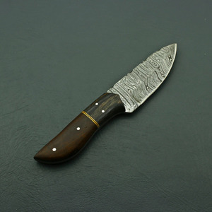 Cuchillo EDC de hoja fija de acero de Damasco forjado a mano con mango de madera y bolster de cuerno, cuchillo utilitario para camping y bushcraft con funda de cuero - Product Image 4