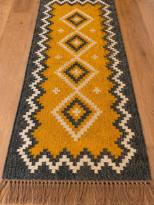 Tapis de couloir en laine et jute tissé à la main jaune moutarde, motif géométrique Kilim, style bohème tribal, pour entrée, sur mesure - Product Image 2