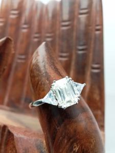 Bague de fiançailles tendance en or massif 14 carats avec diamant de laboratoire taille émeraude VVS/VS 2 carats de D'vins Jewels, certifiée IGI - Product Image 5