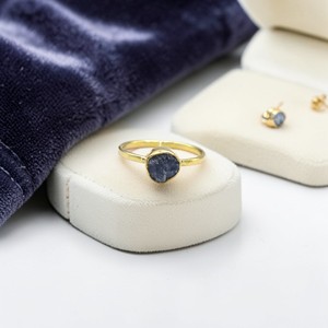 Bague minimaliste en saphir – Bande réglable plaquée or, bijou en cristal brut, cadeau - Product Image 1
