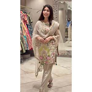 Ensemble haut et bas de vêtements de fête pour femmes de créateur avec Dupatta élégant et élégant - Product Image 6