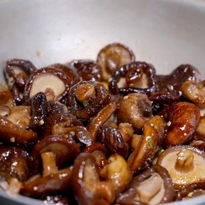 HIGH QUALITY Vietnam Whole Dried Shiitake Mushroom Air Dried No Preservatives Natural Deep Brown Color HOT SELLING Worldwide - Product Image 3