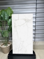 Carreaux de porcelaine premium Zagreb Carrara |   Aspect élégant de marbre de Carrare |   Carreaux muraux de luxe pour cuisine et salon |   Adhésif