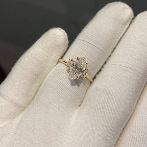 แหวนมอสซาไนต์ทรงคุชชั่นแบบ Cathedral: ดีไซน์วงแหวนล้อมเพชรแบบซ่อนสำหรับงานหมั้นและงานแต่งงาน - Product Image 1