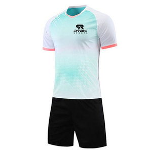 Uniforme de fútbol hecho con material que absorbe el sudor, diseñado para mantener a los jugadores frescos y secos durante partidos intensos de fútbol. - Product Image 1