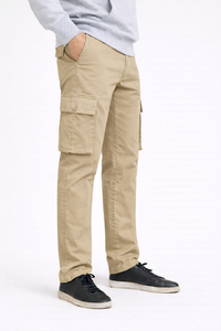 Pantalon cargo utilitaire confortable pour homme, couleur beige sable – Un essentiel quotidien élégant et pratique, confectionné en tissu résistant et riche en coton. - Product Image 2