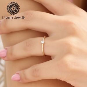 แหวนหมั้นเพชรโมอิสซาไนต์ชุบทอง 18K จาก Charm_Jewells ดีไซน์คลาสสิคสำหรับผู้หญิง ลายพืชแบบฝังเพชรทรงคุชชั่น - Product Image 2