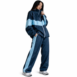 ชุดเซ็ตแจ็คเก็ตและกางเกงวอร์มกันลมสำหรับผู้หญิง OEM แฟชั่น unisex มีกระเป๋า  แบบสั่งทำพิเศษ กันน้ำ น้ำหนักเบา ระบายอากาศได้ดี เหมาะสำหรับกิจกรรมกลางแจ้ง - Product Image 2