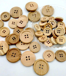 กระดุมไม้ขายส่งแบบสี่รู ขนาดปรับแต่งได้สำหรับเสื้อผ้า บรรจุ 50 ชิ้นต่อถุง - Product Image 1