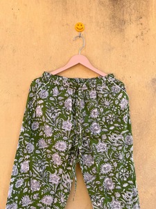 เสื้อคลุมนอนผ้าฝ้ายพิมพ์ลายดอกไม้สีเขียว แขนยาว คอปกแบบพับได้ สไตล์คลาสสิก ผ้าทอเนื้อนุ่ม ใส่ได้ในฤดูใบไม้ผลิสำหรับผู้หญิง - Product Image 5