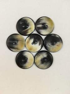 จำหน่ายกระดุมเขาควายทรงกลมสี่รูคุณภาพสูง หลายสี สำหรับเสื้อผ้า - Product Image 4