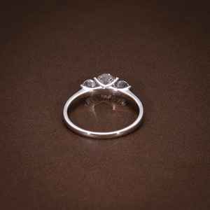 Anillo de compromiso auténtico de moissanita con tres piedras de diamante de talla redonda para mujer, plata 925, regalo sorpresa para amantes - Product Image 3
