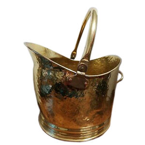 Seau à charbon élégant fini or, léger, en fer traditionnel, pour foyers extérieurs et accessoires de jardin - Product Image 1