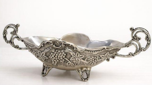 Bol de service ovale vintage en argent avec motif de raisins en relief, poignées en spirale et base sur pied pour la maison et la cuisine - Product Image 2