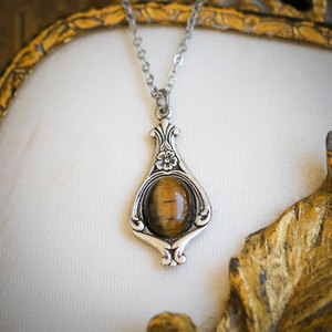 Collier artisanal en laiton avec pendentif œil de tigre, plaqué argent, style vintage, bohème, ethnique, fait main, cadeau pour femme - Product Image 1