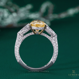 Anillo de Diamante Cultivado en Laboratorio Color Amarillo Canario con Piedras Laterales Blancas en Forma de Pera, Anillos Anchos con Micropavé en Oro Amarillo, Anillo de Lujo de Dos Tonos - Product Image 6