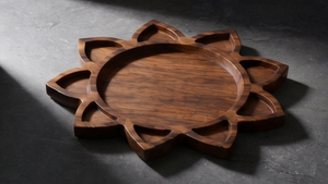 Plateau de service unique en bois en forme de lotus, en bois de manguier foncé, avec contour en rayures solaires et bord segmenté - Product Image 4