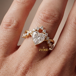 Anillo de Compromiso con Zirconia Cúbica Cultivada en Laboratorio en Forma de Corazón de 2.62ct Claridad VS2, Diseño de Corona con Halo Plateado, Anillo de Boda Moderno para Mujer - Product Image 4