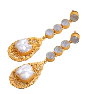 ต่างหูทองเหลืองแบบพรีเมี่ยมหินมุกธรรมชาติกึ่งมีค่าสูงชุบทองสไตล์โบโฮดีไซน์เก๋ไก๋สูง - Product Image 1