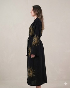 Robe Kimono Bohème Noire Brodé Écologique pour Femme, Manches Longues, Col en V, Coupe Ample, Longueur Genou, Tenue Décontractée - Product Image 2