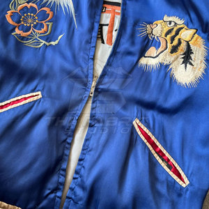 Chaqueta Sukajan de calidad premium para hombre, elegante tela satinada con bordados detallados y ajuste cómodo. - Product Image 3